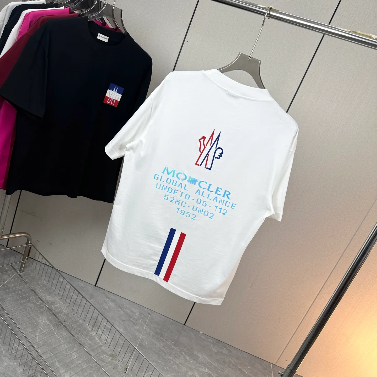 《 》MONCLER~ T ， 32 300 ， ， ， ， ， ！ ， ， ， ， ， ！ Size：S~M~L~XL~2XL